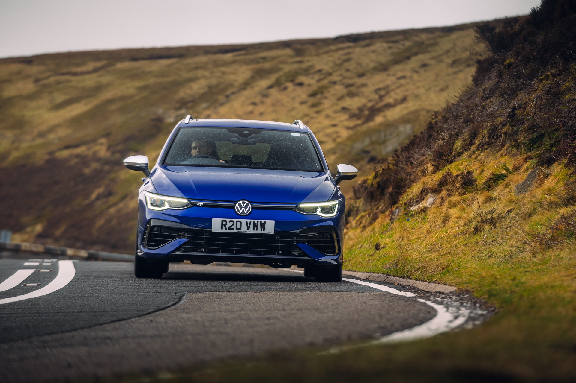 2022 Volkswagen Golf R Estate (UK-Spec) Front Wallpapers #4 of 38