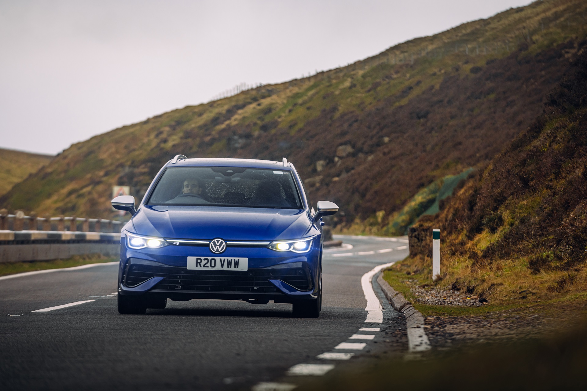 2022 Volkswagen Golf R Estate (UK-Spec) Front Wallpapers  (5)