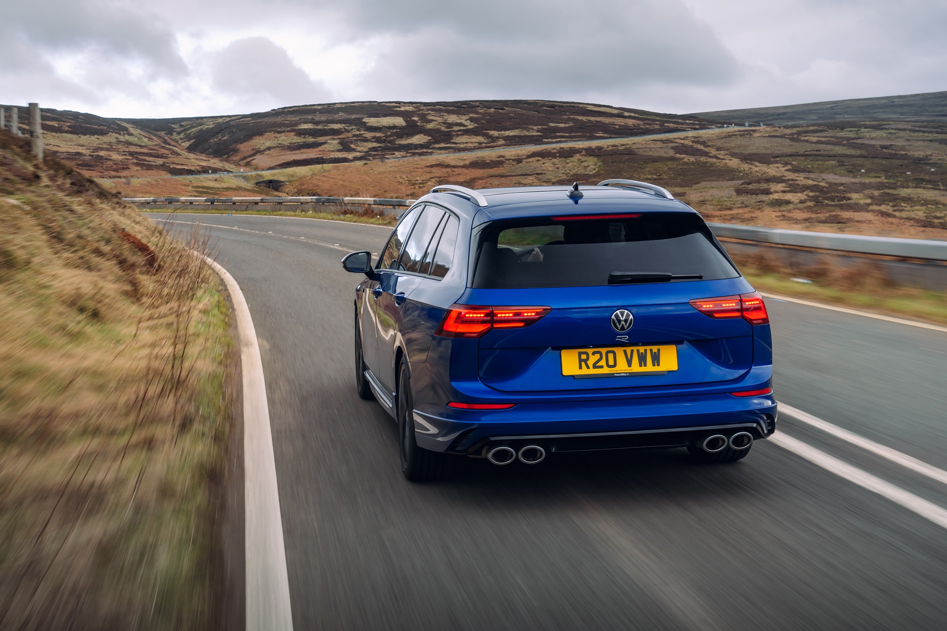 2022 Volkswagen Golf R Estate (UK-Spec) Rear Wallpapers (10)