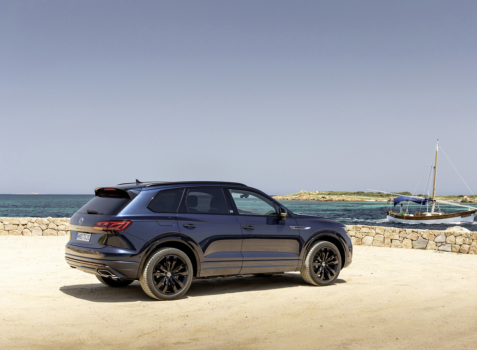 2022 Volkswagen Touareg EDITION 20 Rear Three-Quarter Wallpapers #4 of 11