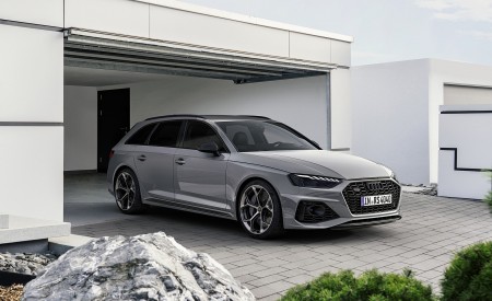2023 Audi RS 4 Avant Competition Plus (Color: Nardo Grey) Front Three-Quarter Wallpapers 450x275 (7)