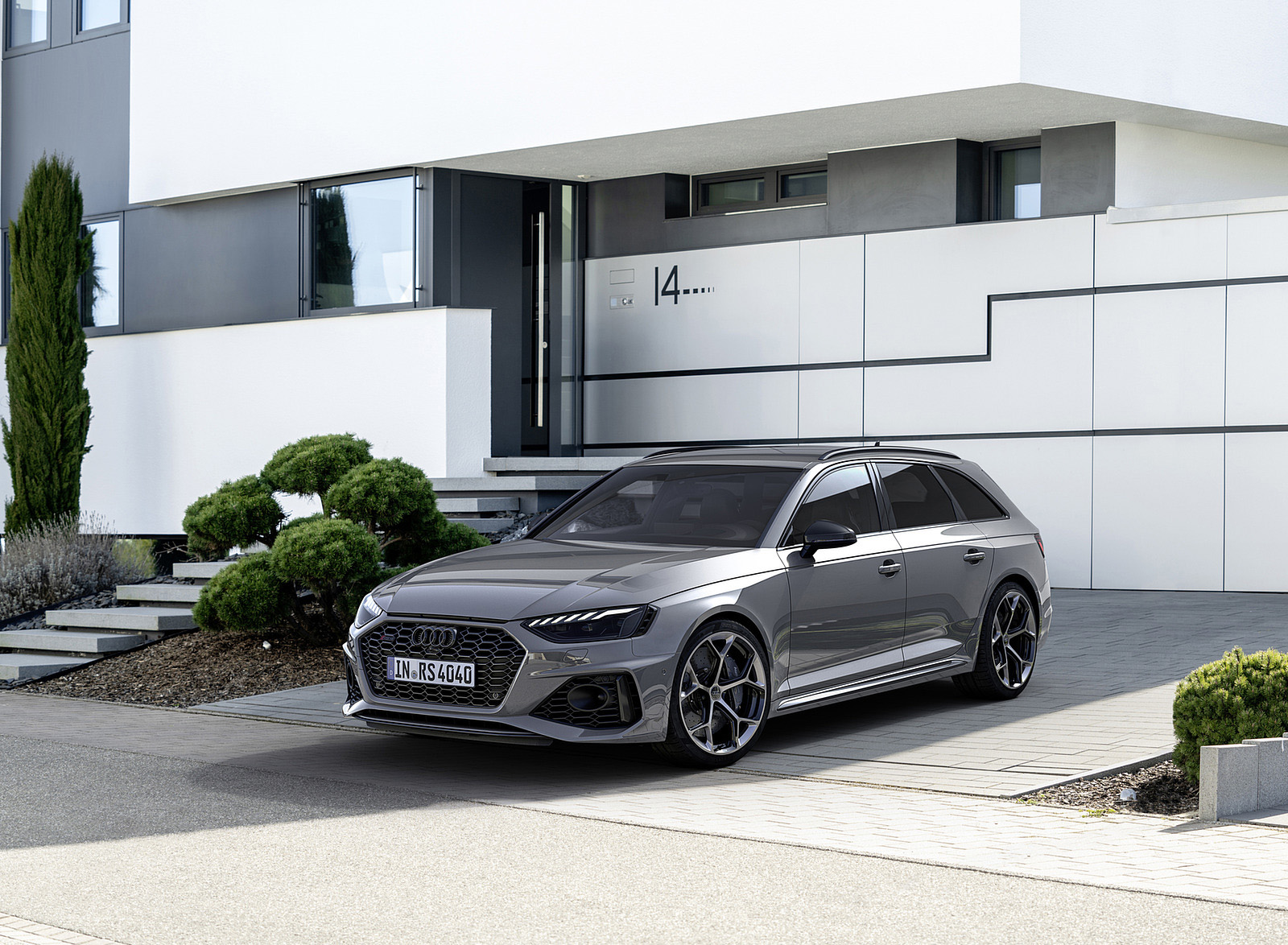 2023 Audi RS 4 Avant Competition Plus (Color: Nardo Grey) Front Three-Quarter Wallpapers #8 of 48