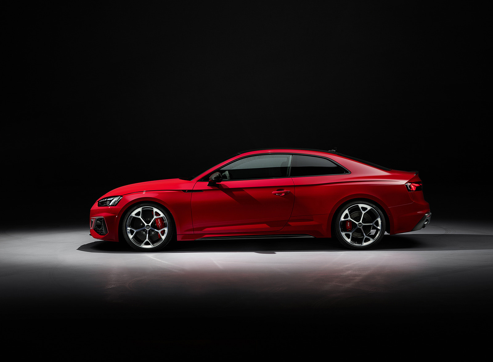 2023 Audi RS 5 Coupé Competition Plus (Color: Tango Red) Side Wallpapers #60 of 106