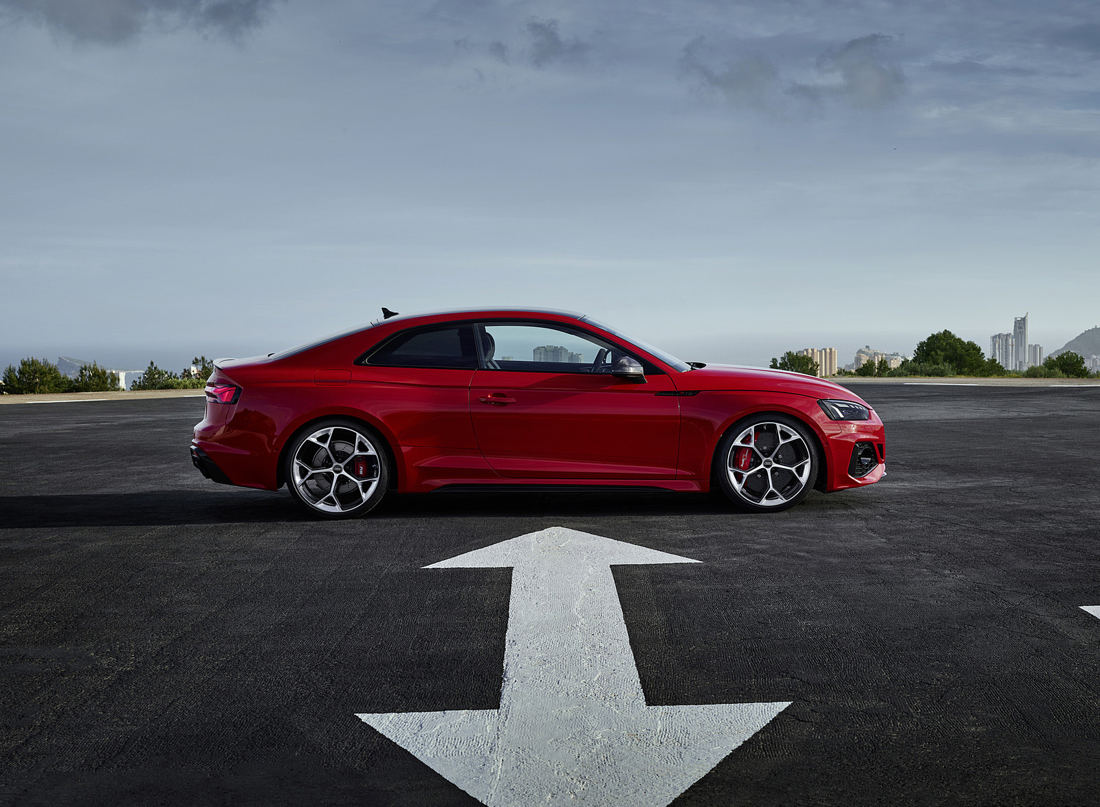 2023 Audi RS 5 Coupé Competition Plus (Color: Tango Red) Side Wallpapers #41 of 106