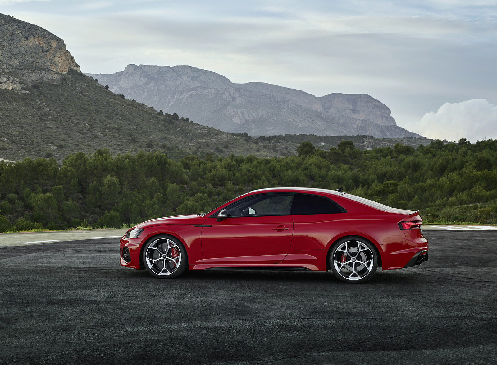 2023 Audi RS 5 Coupé Competition Plus (Color: Tango Red) Side Wallpapers #27 of 106