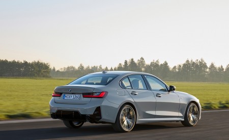 2023 BMW 3 Series Rear Three-Quarter Wallpapers 450x275 (14)