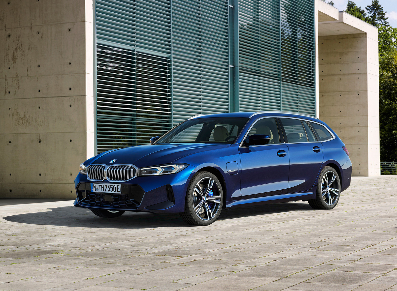 2023 BMW 3 Series Touring Front Three-Quarter Wallpapers #19 of 38