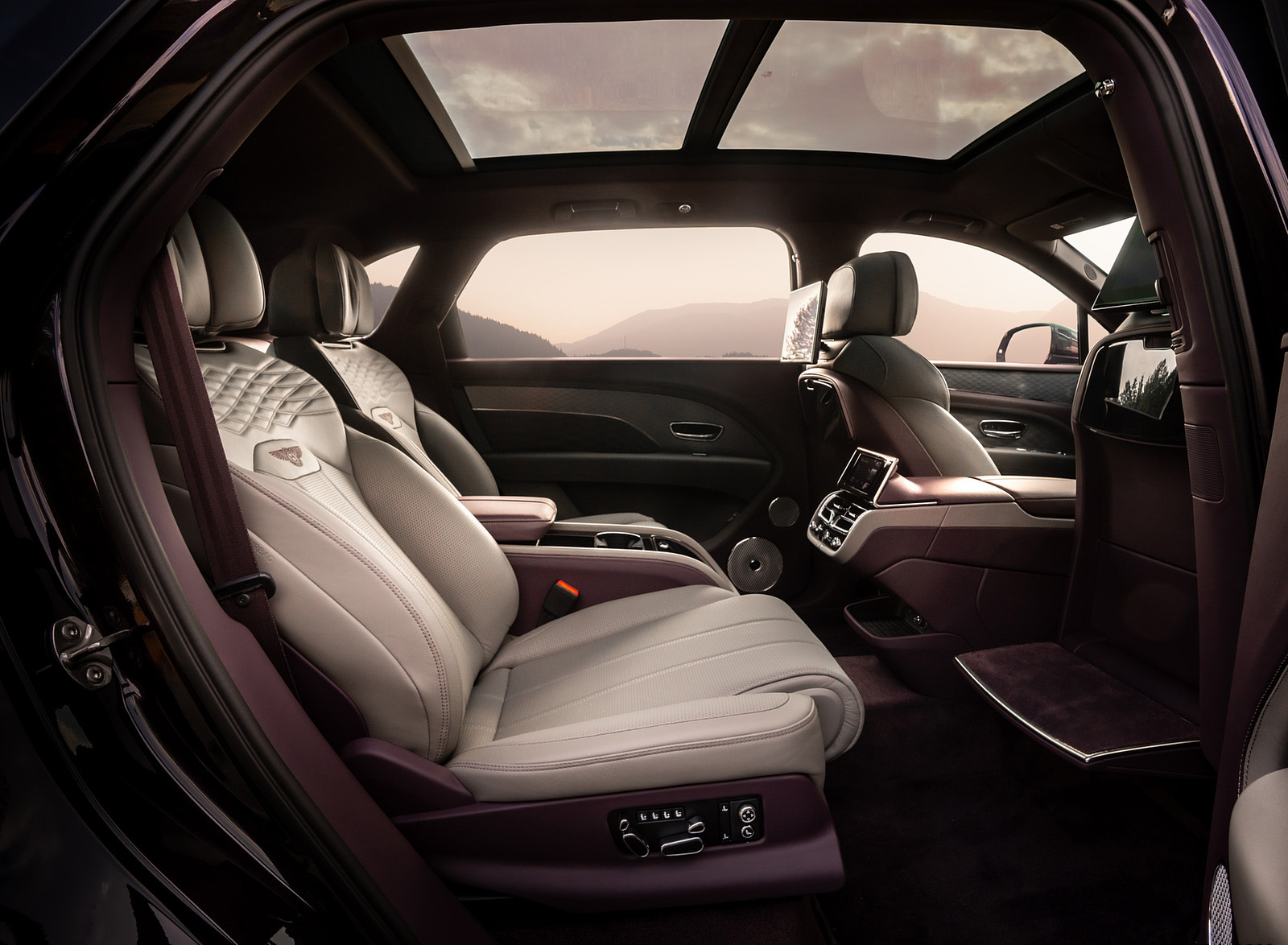 2023 Bentley Bentayga Extended Wheelbase Exquisite (Color: Damson) Interior Rear Seats Wallpapers #111 of 115