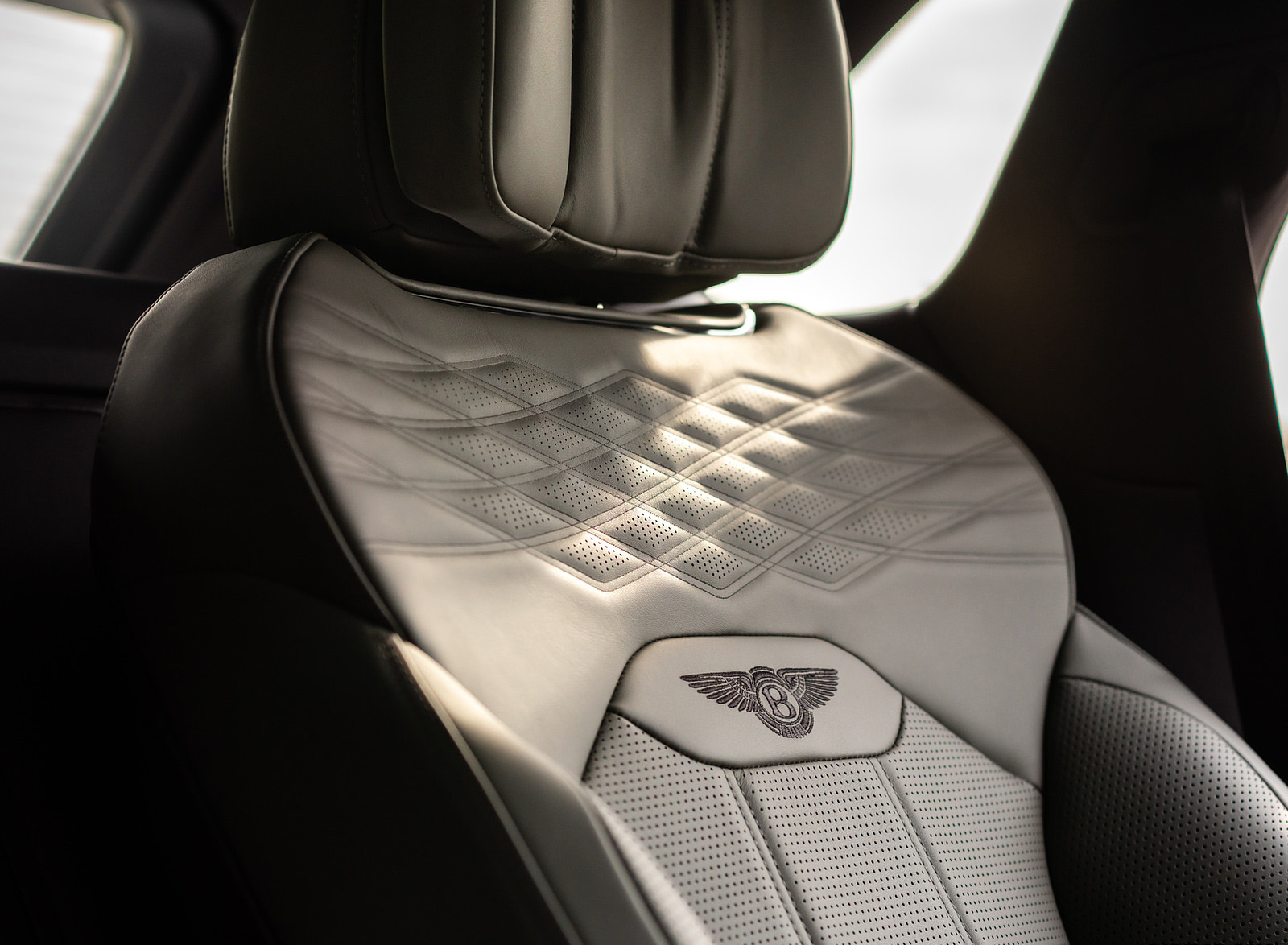 2023 Bentley Bentayga Extended Wheelbase Exquisite (Color: Damson) Interior Seats Wallpapers #110 of 115