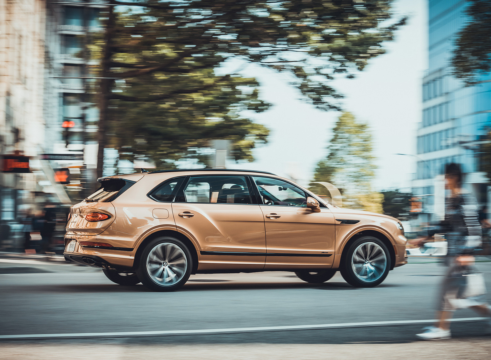 2023 Bentley Bentayga Extended Wheelbase Extroverted (Color: Camel) Side Wallpapers #89 of 115