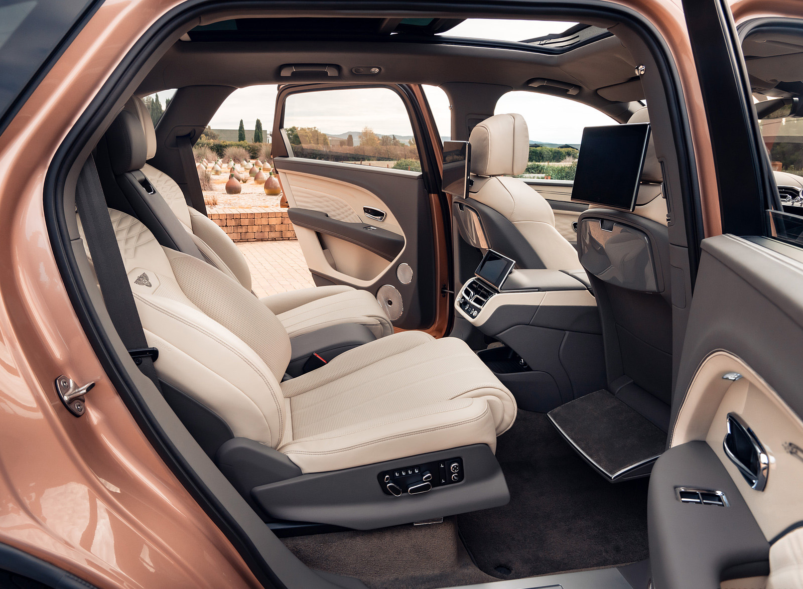 2023 Bentley Bentayga Extended Wheelbase Interior Rear Seats Wallpapers #24 of 115