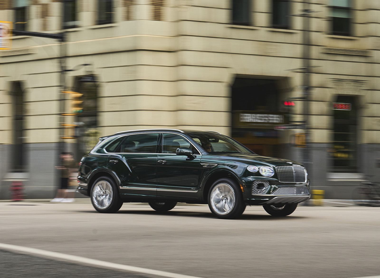 2023 Bentley Bentayga Extended Wheelbase Serene (Color: Cumbrian Green) Front Three-Quarter Wallpapers #68 of 115