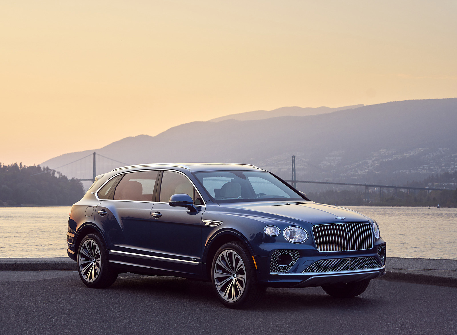 2023 Bentley Bentayga Extended Wheelbase Timeless (Color: Marlin) Front Three-Quarter Wallpapers #59 of 115