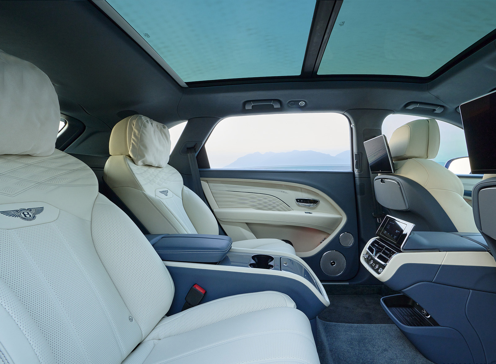 2023 Bentley Bentayga Extended Wheelbase Timeless (Color: Marlin) Interior Rear Seats Wallpapers #67 of 115