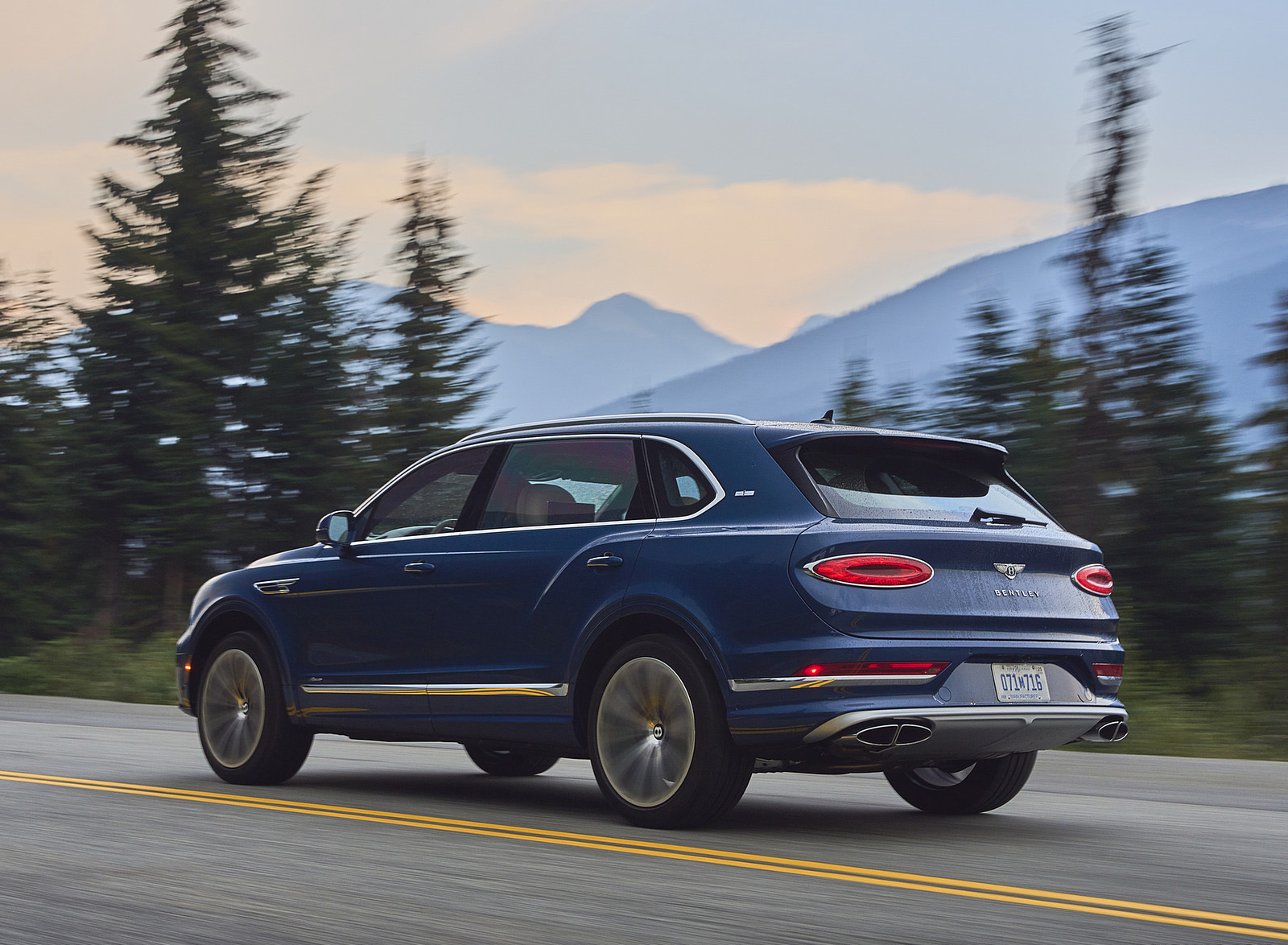 2023 Bentley Bentayga Extended Wheelbase Timeless (Color: Marlin) Rear Three-Quarter Wallpapers #55 of 115