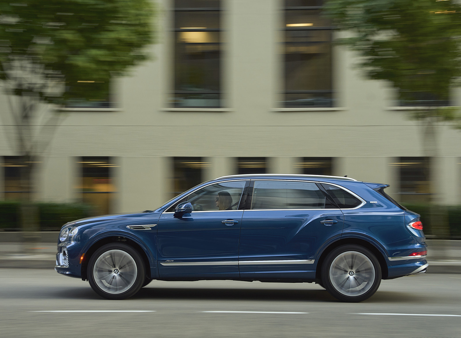 2023 Bentley Bentayga Extended Wheelbase Timeless (Color: Marlin) Side Wallpapers #57 of 115