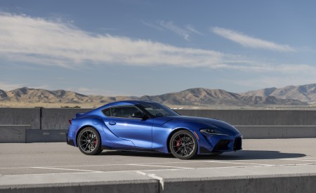 2023 Toyota GR Supra 3.0 Premium MT (Color: Stratosphere Blue) Front Three-Quarter Wallpapers 450x275 (27)