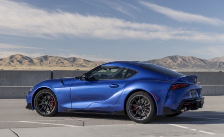 2023 Toyota GR Supra 3.0 Premium MT (Color: Stratosphere Blue) Rear Three-Quarter Wallpapers 450x275 (28)