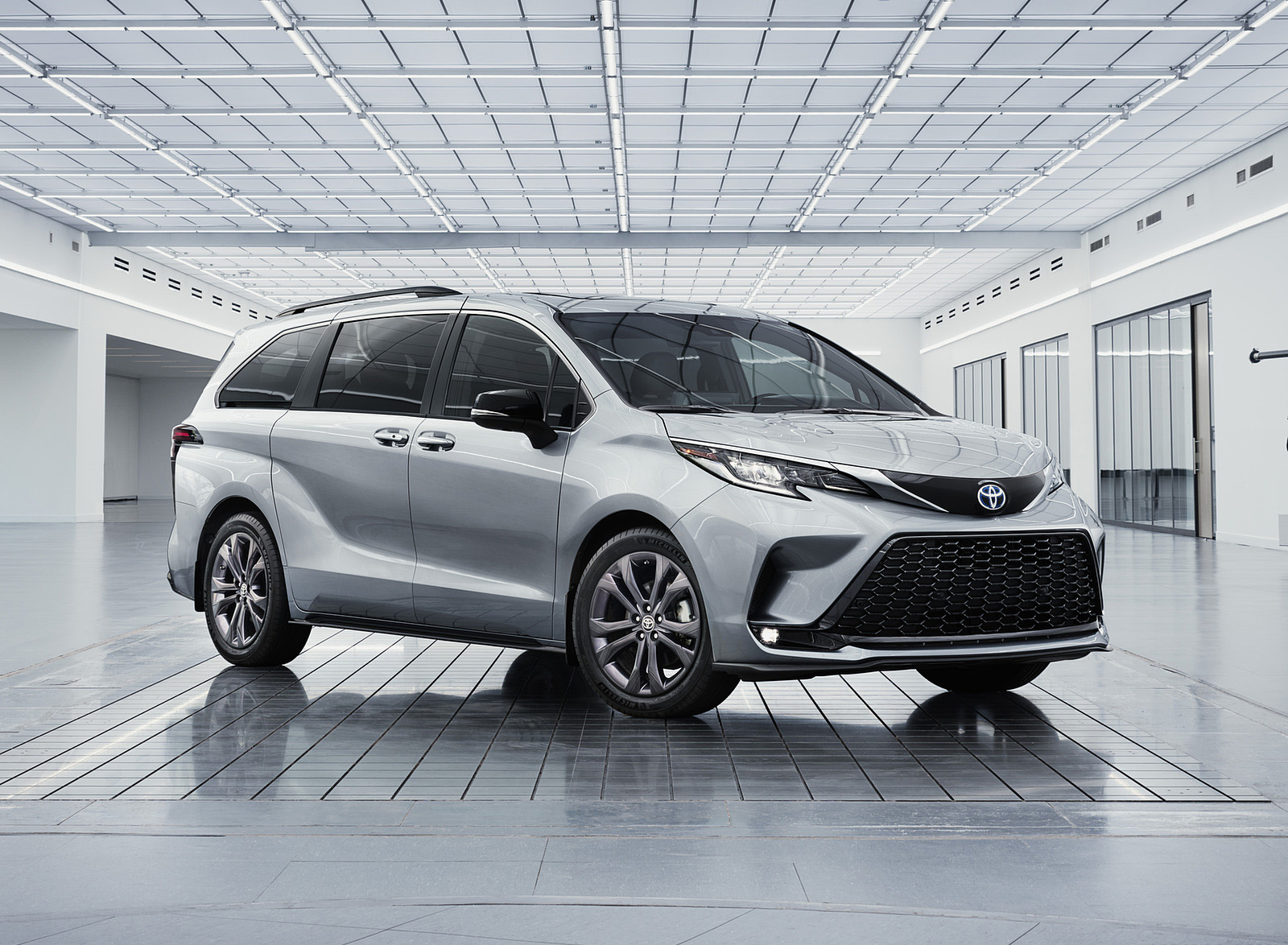 2023 Toyota Sienna 25th Anniversary Front Three-Quarter Wallpapers (1)