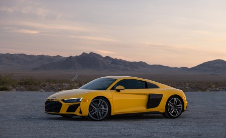 2022 Audi R8 Coupe (US-Spec) Front Three-Quarter Wallpapers 450x275 (12)