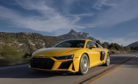 2022 Audi R8 Coupe (US-Spec) Front Three-Quarter Wallpapers 450x275 (4)