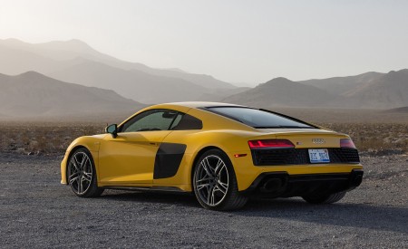 2022 Audi R8 Coupe (US-Spec) Rear Three-Quarter Wallpapers 450x275 (14)