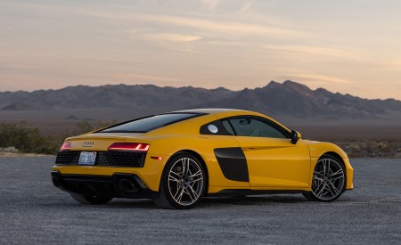 2022 Audi R8 Coupe (US-Spec) Rear Three-Quarter Wallpapers  450x275 (15)