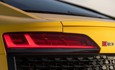 2022 Audi R8 Coupe (US-Spec) Tail Light Wallpapers 450x275 (36)