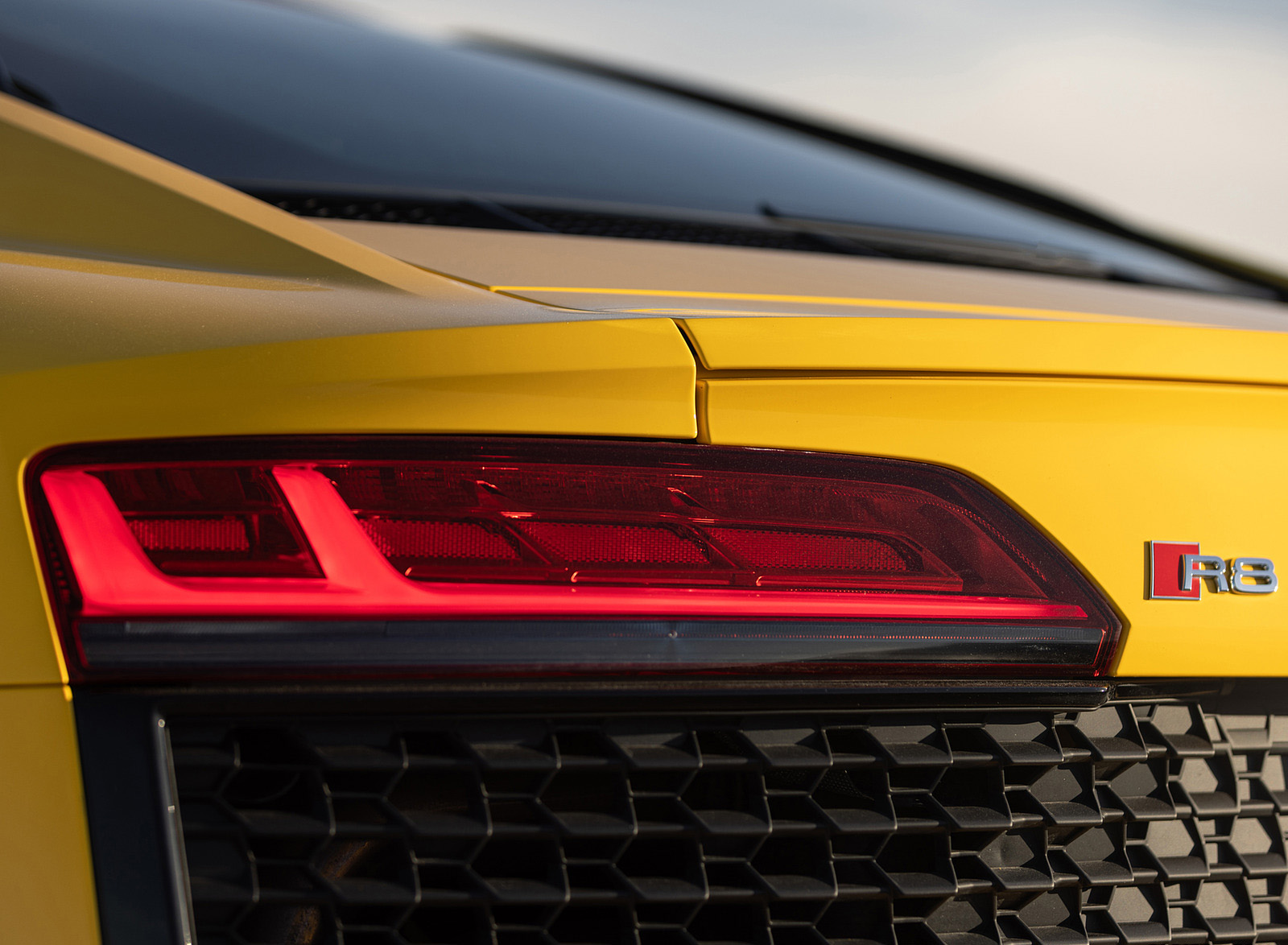 2022 Audi R8 Coupe (US-Spec) Tail Light Wallpapers #36 of 41