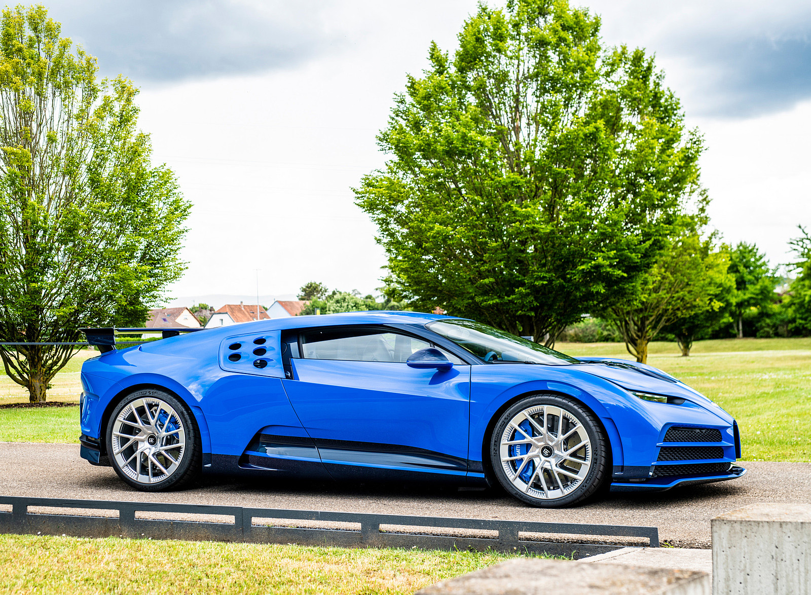 2022 Bugatti Centodieci First of Ten (Color: EB110 Blue) Side Wallpapers #4 of 13