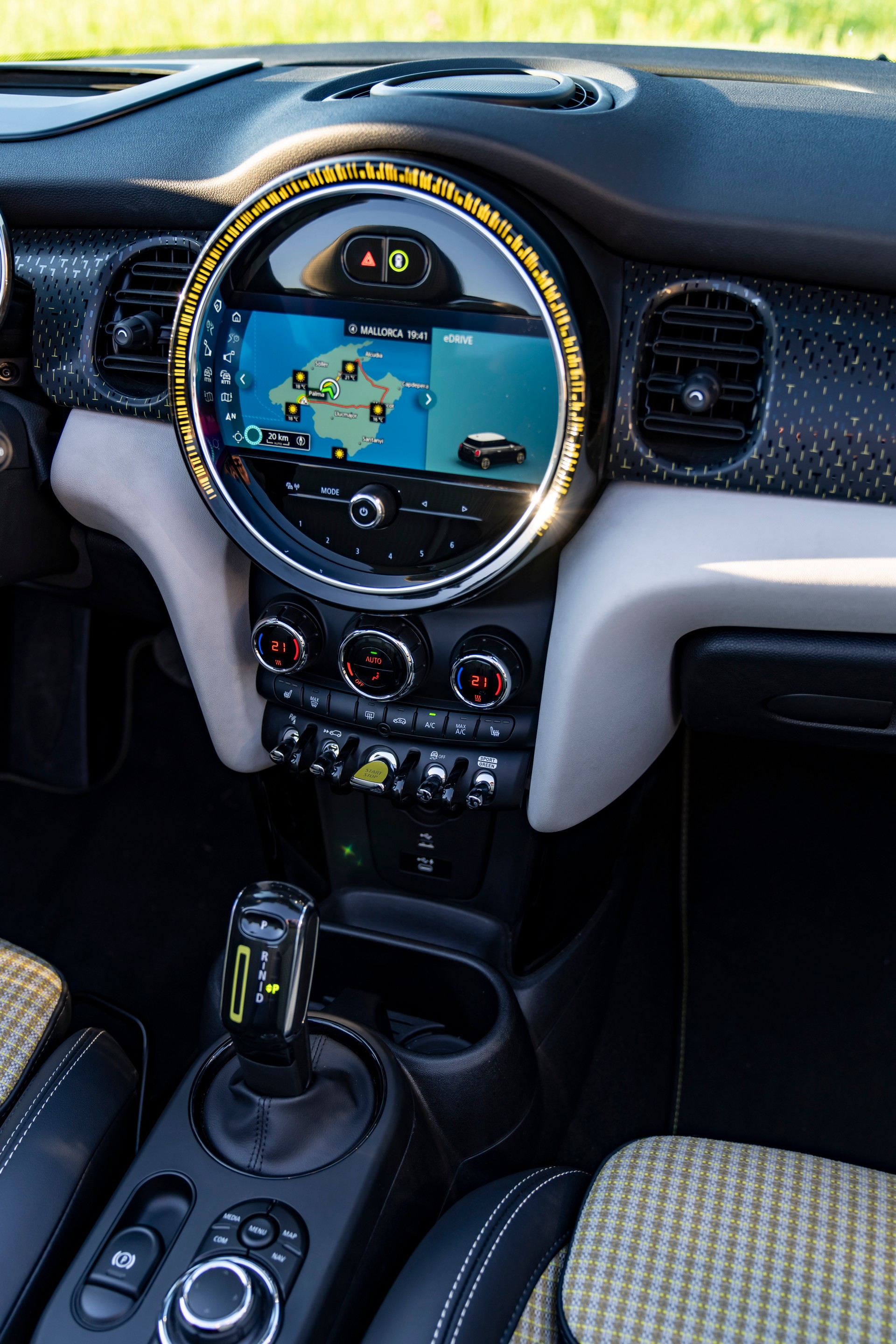 2022 Mini Cooper SE Convertible Concept Central Console Wallpapers #149 of 273