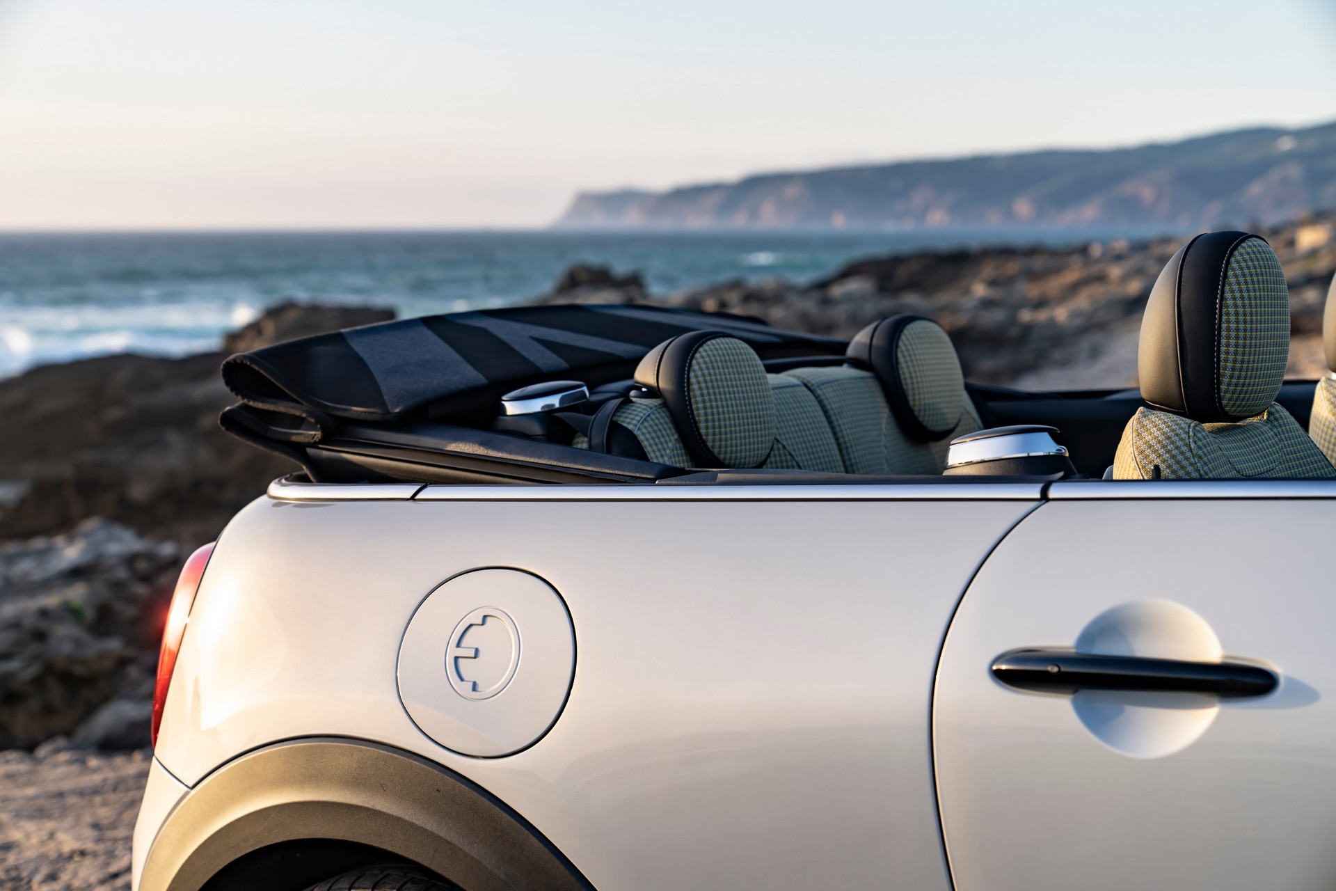 2022 Mini Cooper SE Convertible Concept Detail Wallpapers  #93 of 273