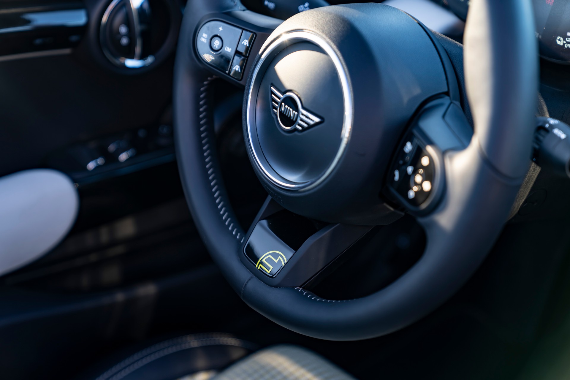 2022 Mini Cooper SE Convertible Concept Interior Steering Wheel Wallpapers  #158 of 273
