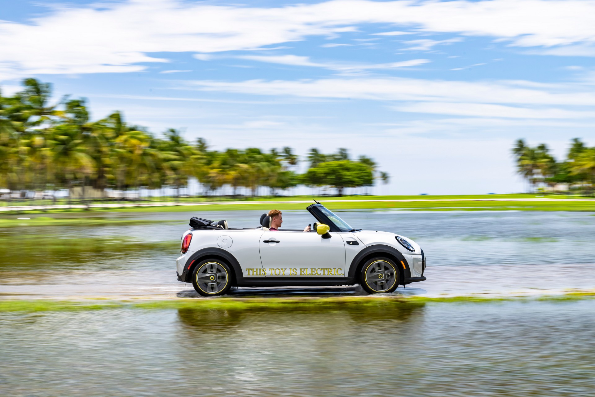 2022 Mini Cooper SE Convertible Concept Side Wallpapers #207 of 273