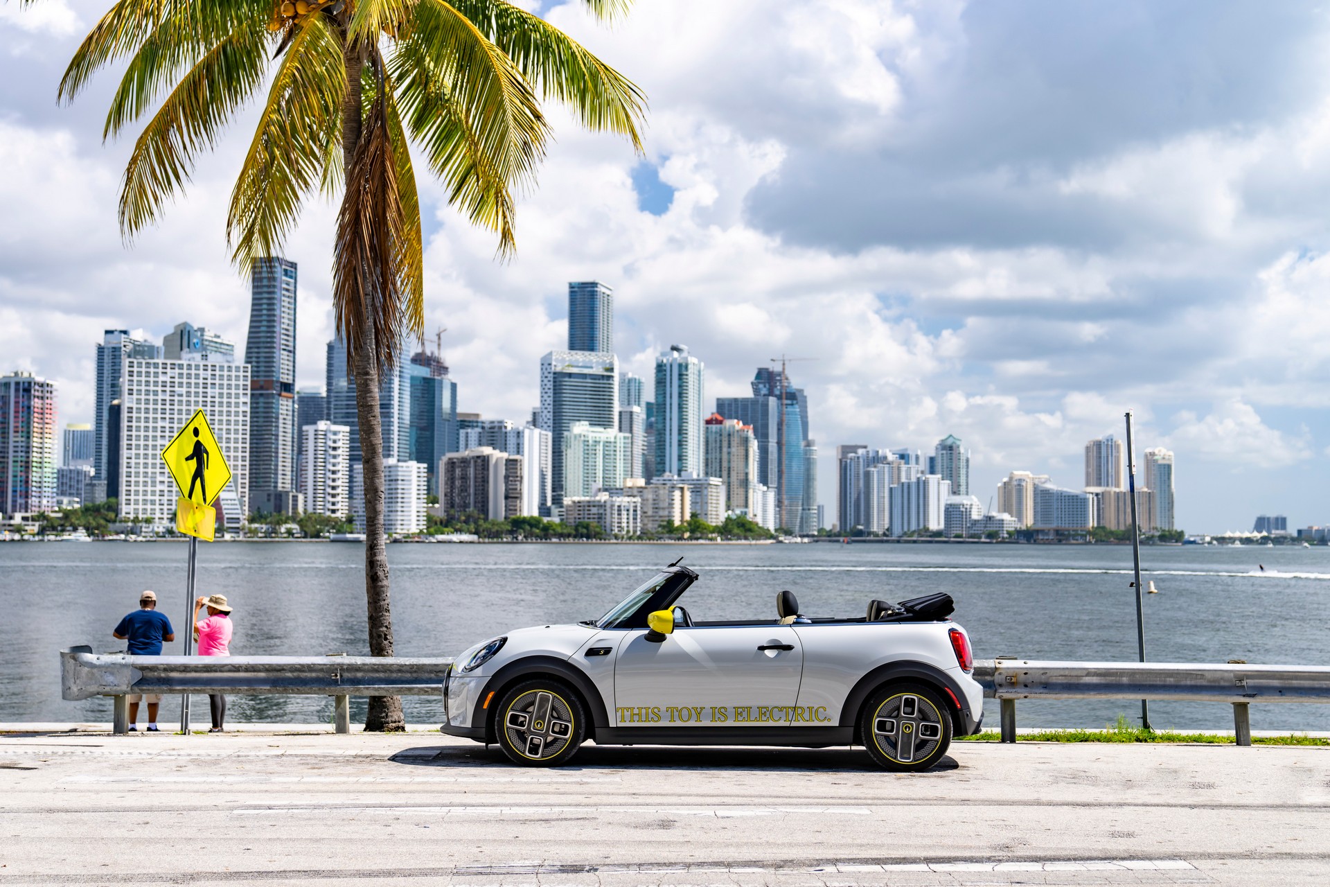 2022 Mini Cooper SE Convertible Concept Side Wallpapers  #211 of 273