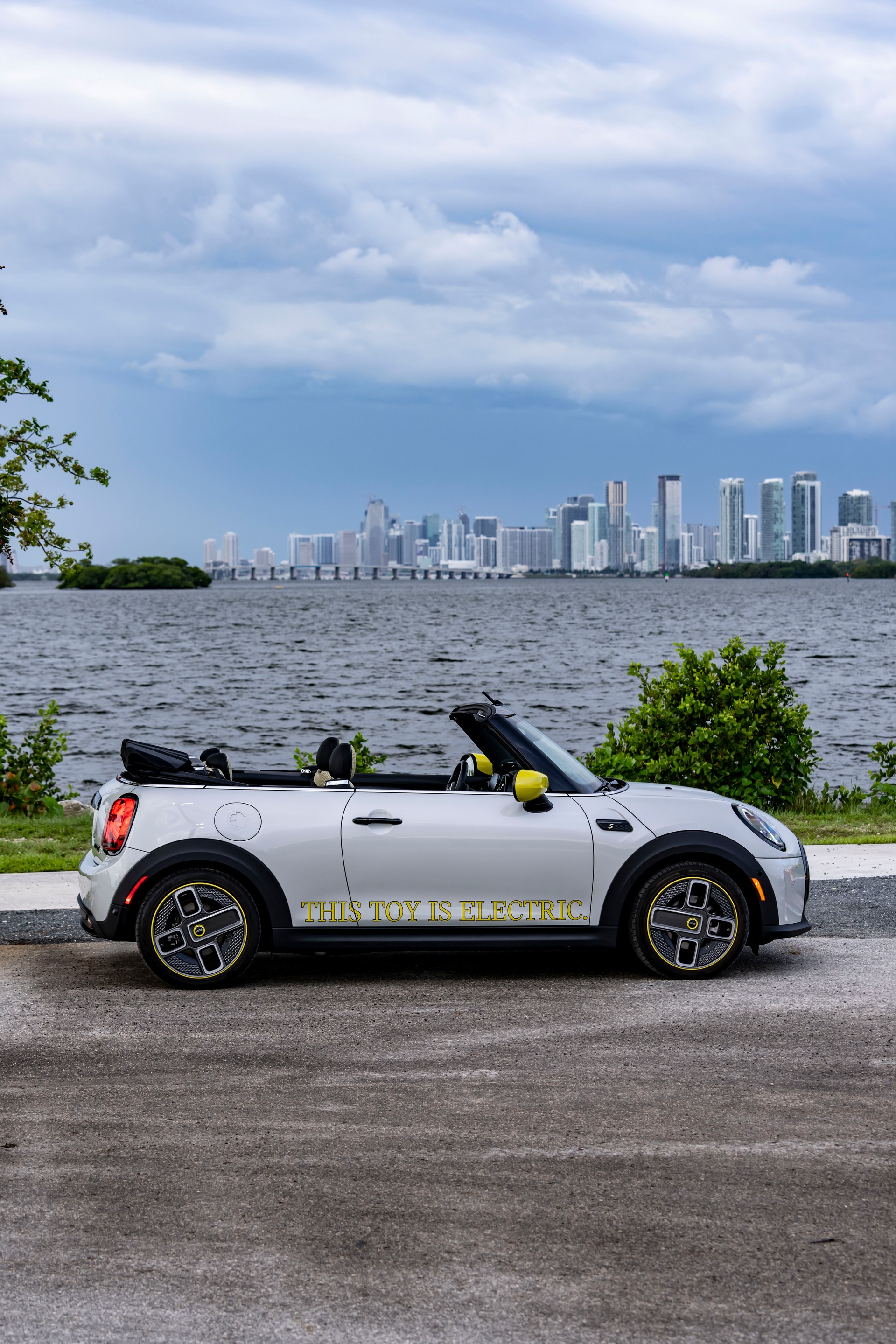 2022 Mini Cooper SE Convertible Concept Side Wallpapers  #214 of 273