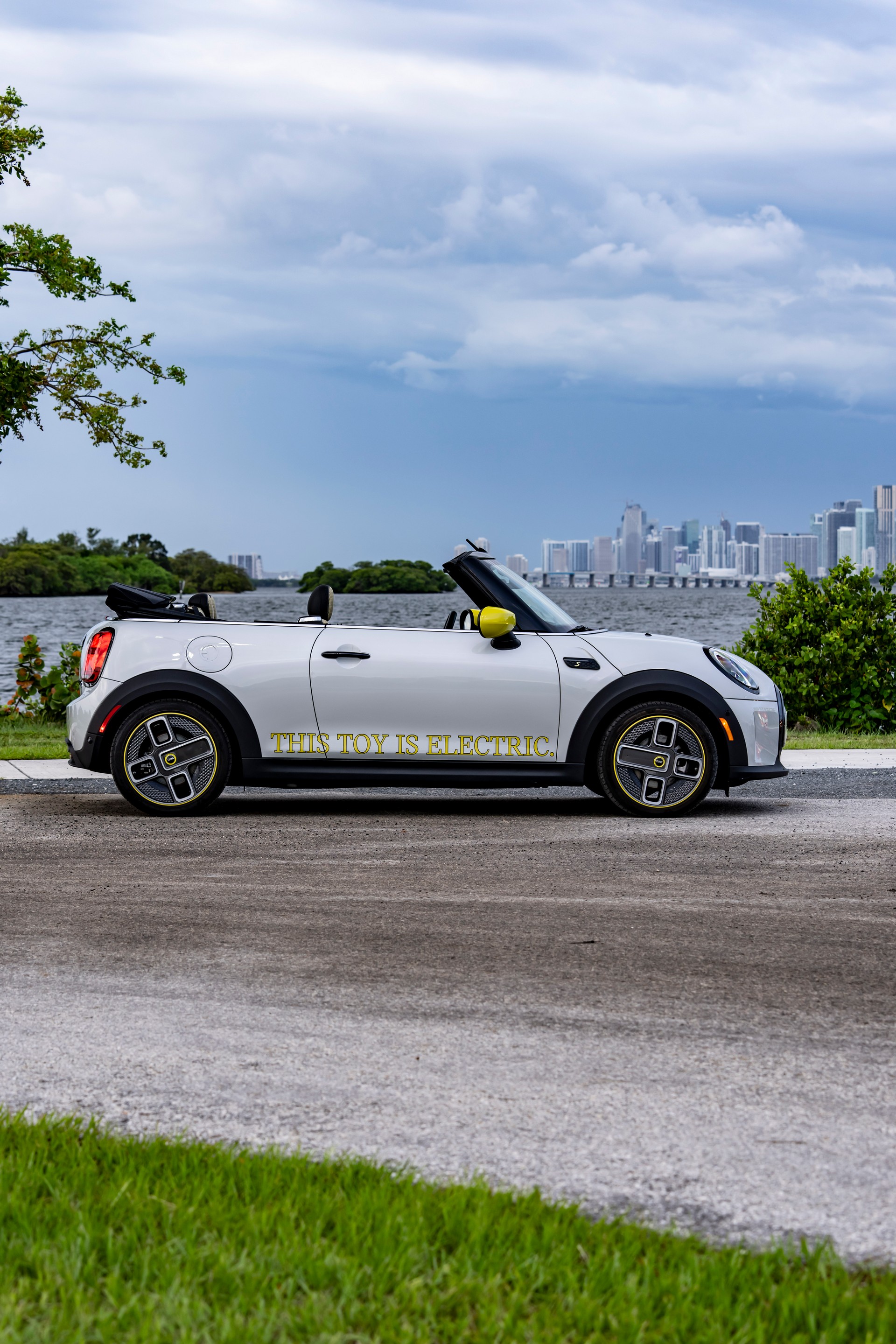 2022 Mini Cooper SE Convertible Concept Side Wallpapers  #215 of 273