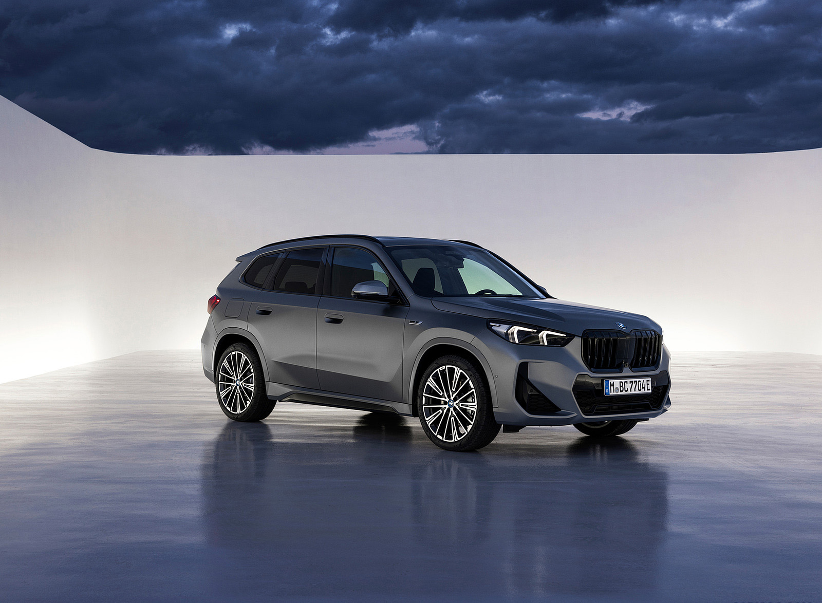 2023 BMW X1 xDrive30e Front Three-Quarter Wallpapers #20 of 175