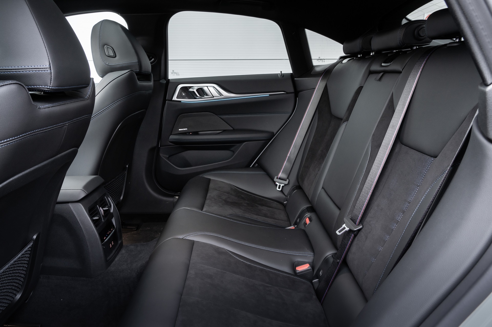 2023 BMW i4 eDrive40 (UK-Spec) Interior Rear Seats Wallpapers #33 of 34