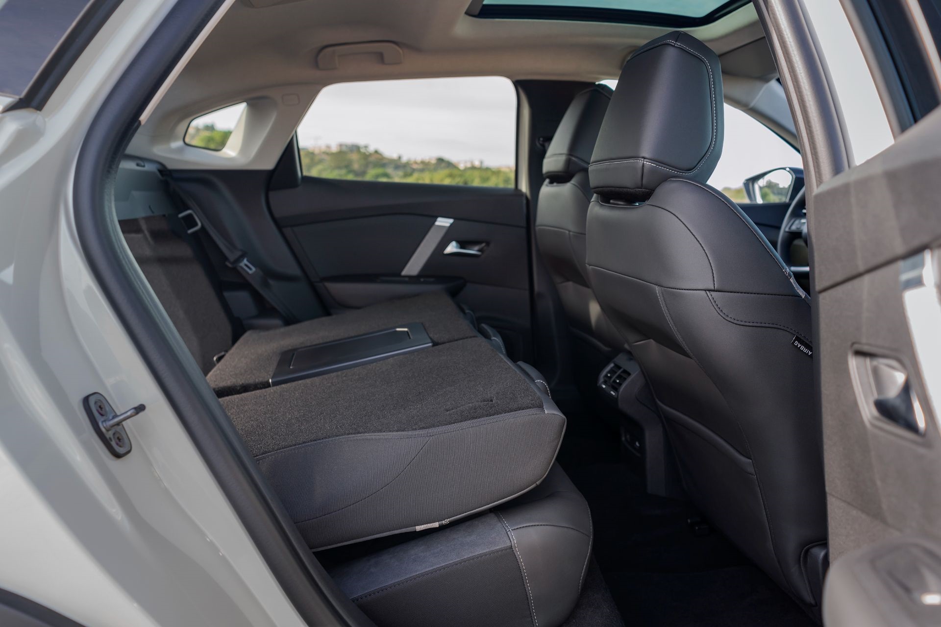2023 Citroen e-C4 X Interior Rear Seats Wallpapers #60 of 63