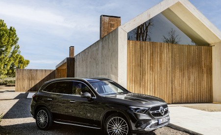 2023 Mercedes-Benz GLC AVANTGARDE (Color: Graphite Grey Metallic) Front Three-Quarter Wallpapers 450x275 (88)