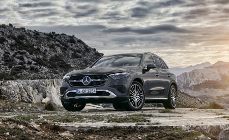 2023 Mercedes-Benz GLC AVANTGARDE (Color: Graphite Grey Metallic) Front Three-Quarter Wallpapers 450x275 (81)