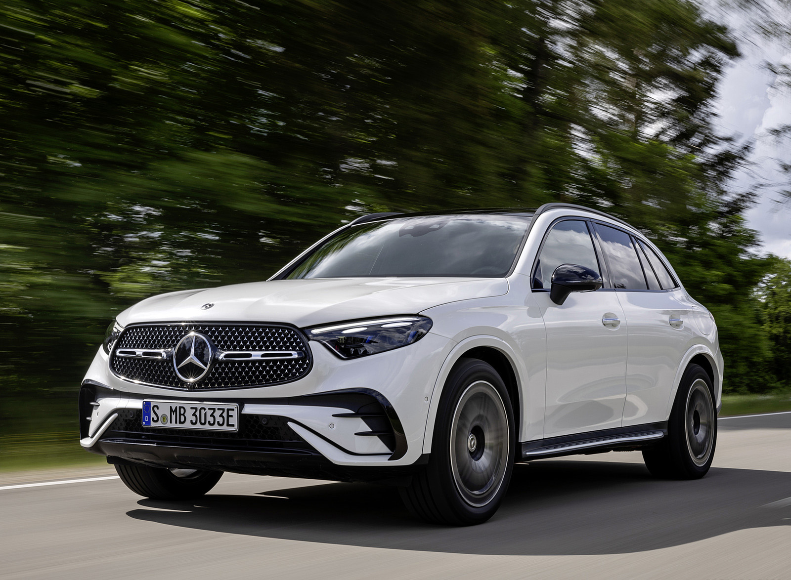 2023 Mercedes-Benz GLC Plug-in-Hybrid AMG Line MANUFAKTUR (Color: Diamond White Bright) Front Three-Quarter Wallpapers #9 of 94