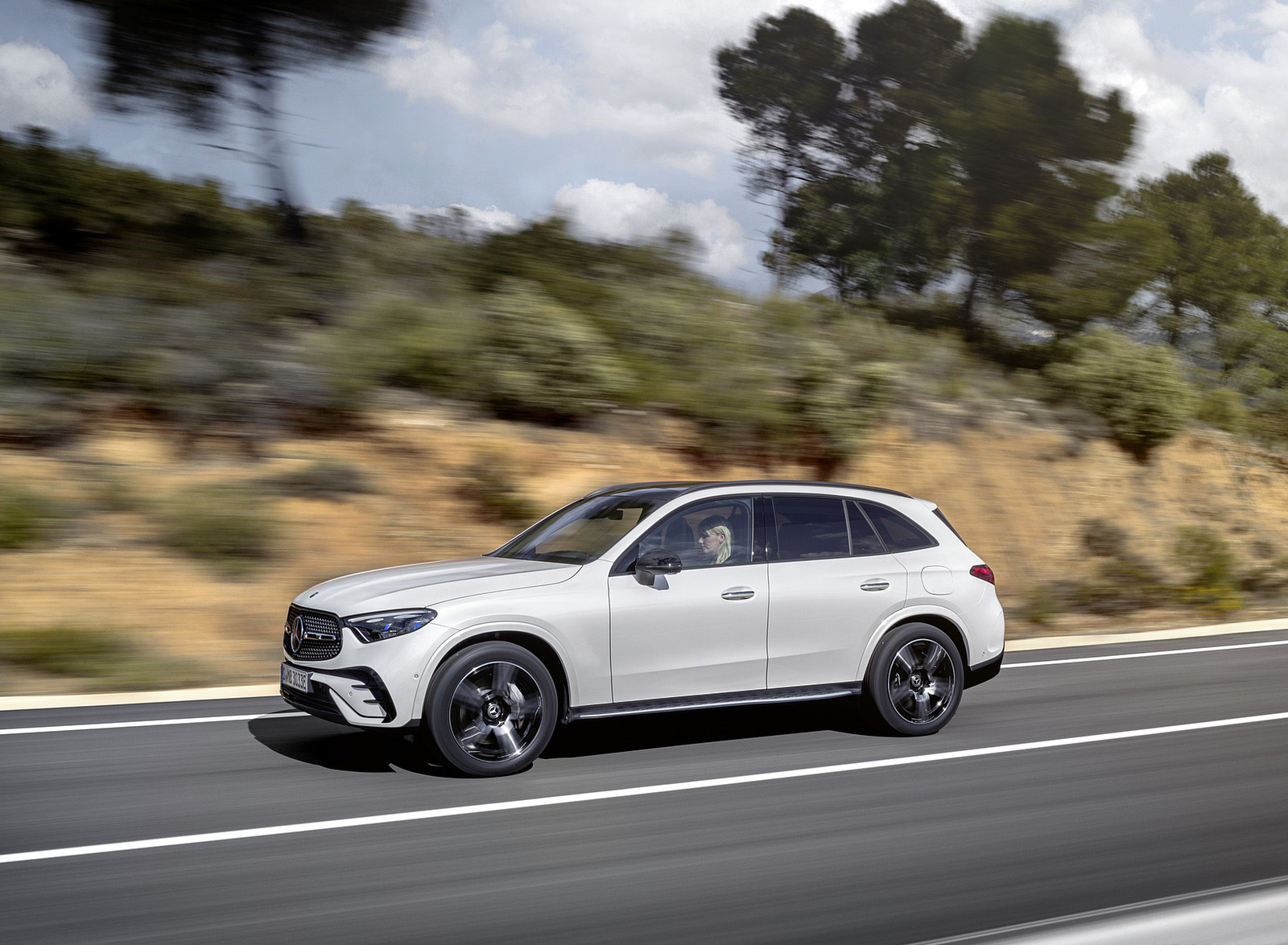 2023 Mercedes-Benz GLC Plug-in-Hybrid AMG Line MANUFAKTUR (Color: Diamond White Bright) Front Three-Quarter Wallpapers #7 of 94