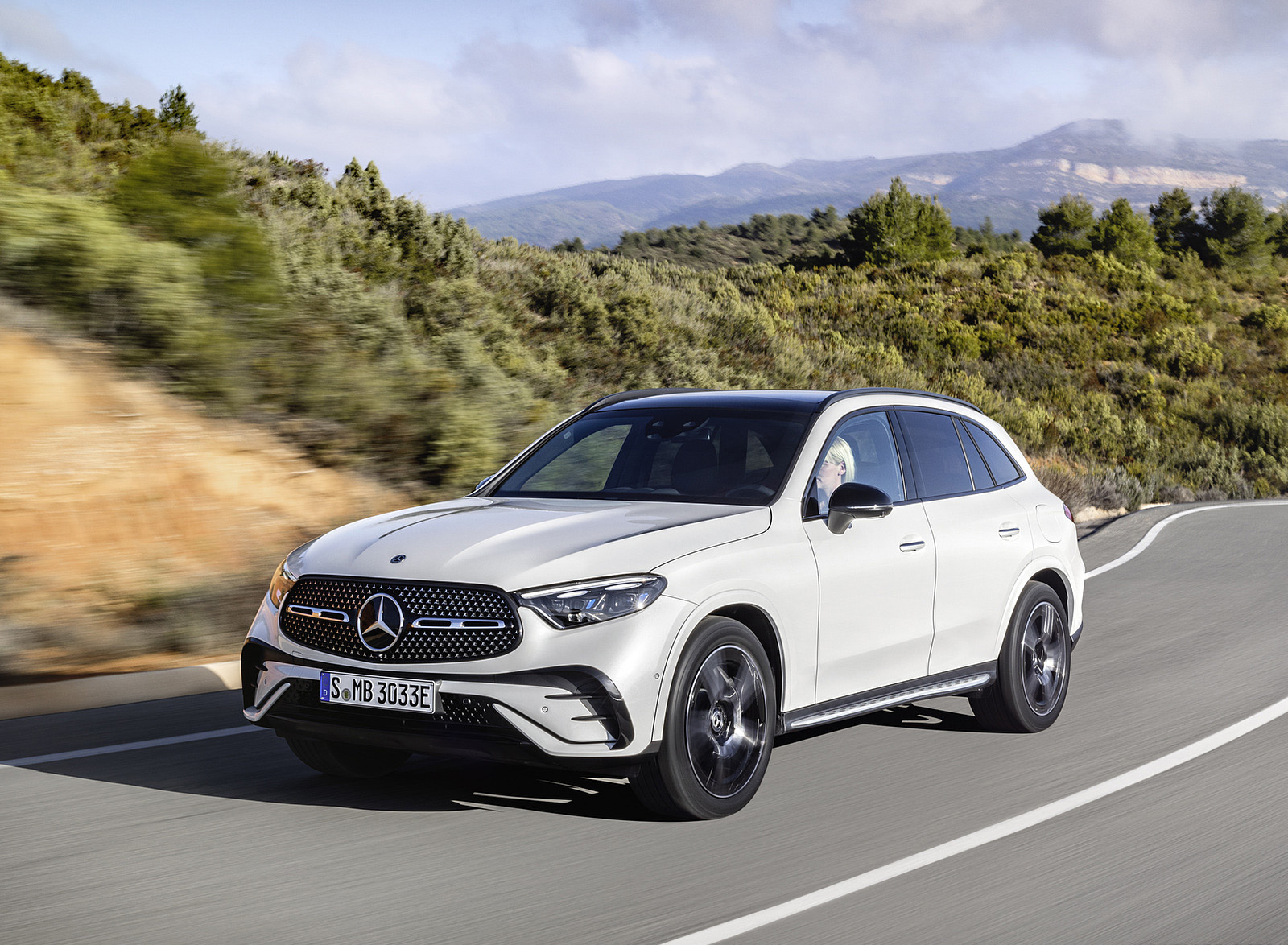 2023 Mercedes-Benz GLC Plug-in-Hybrid AMG Line MANUFAKTUR (Color: Diamond White Bright) Front Three-Quarter Wallpapers #1 of 94