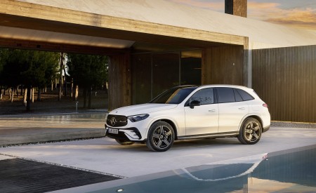 2023 Mercedes-Benz GLC Plug-in-Hybrid AMG Line MANUFAKTUR (Color: Diamond White Bright) Front Three-Quarter Wallpapers 450x275 (38)