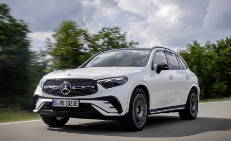 2023 Mercedes-Benz GLC Plug-in-Hybrid AMG Line MANUFAKTUR (Color: Diamond White Bright) Front Three-Quarter Wallpapers 450x275 (10)