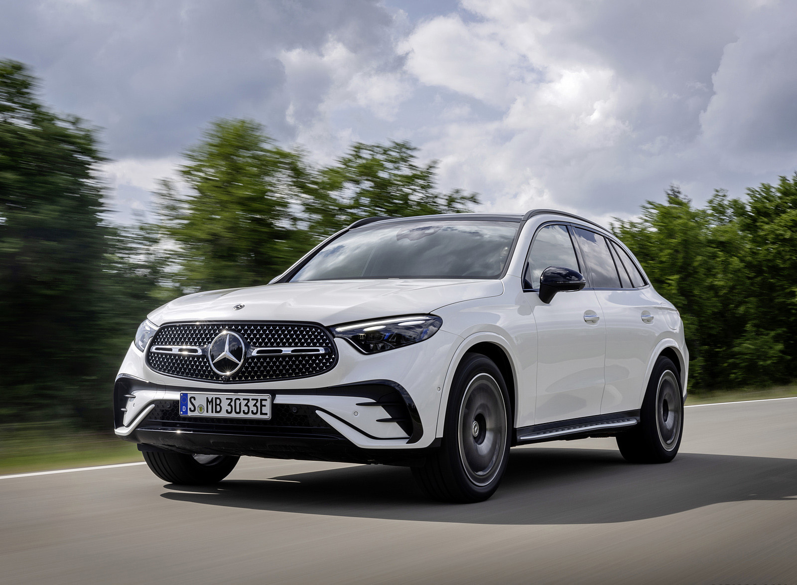 2023 Mercedes-Benz GLC Plug-in-Hybrid AMG Line MANUFAKTUR (Color: Diamond White Bright) Front Three-Quarter Wallpapers #10 of 94