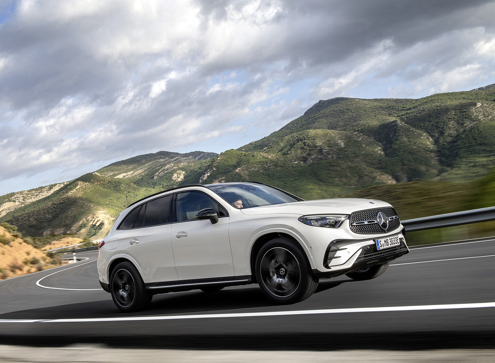 2023 Mercedes-Benz GLC Plug-in-Hybrid AMG Line MANUFAKTUR (Color: Diamond White Bright) Front Three-Quarter Wallpapers (6)