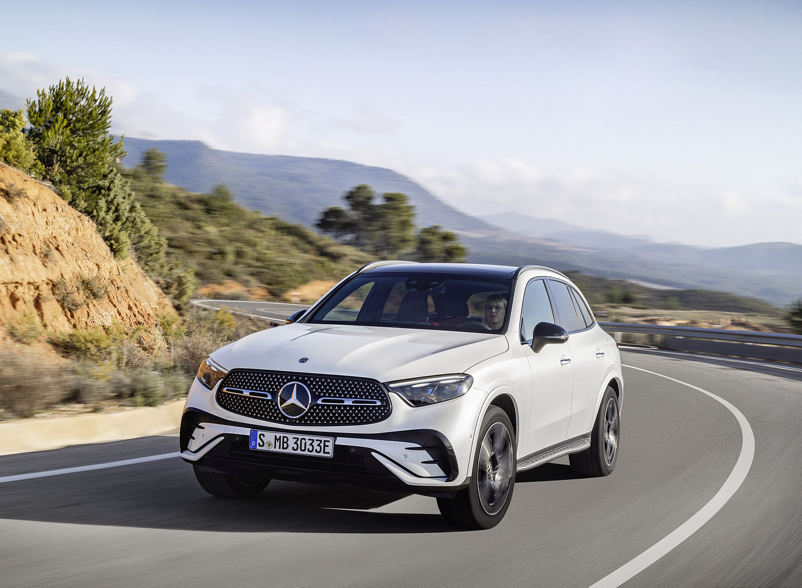 2023 Mercedes-Benz GLC Plug-in-Hybrid AMG Line MANUFAKTUR (Color: Diamond White Bright) Front Three-Quarter Wallpapers (2)